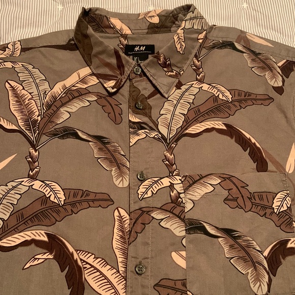 H&M short sleeved button down shirt - Picture 3 of 12